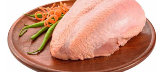 PEITO DE FRANGO CONGELADO COM OSSO E COM PELE PACOTE KG